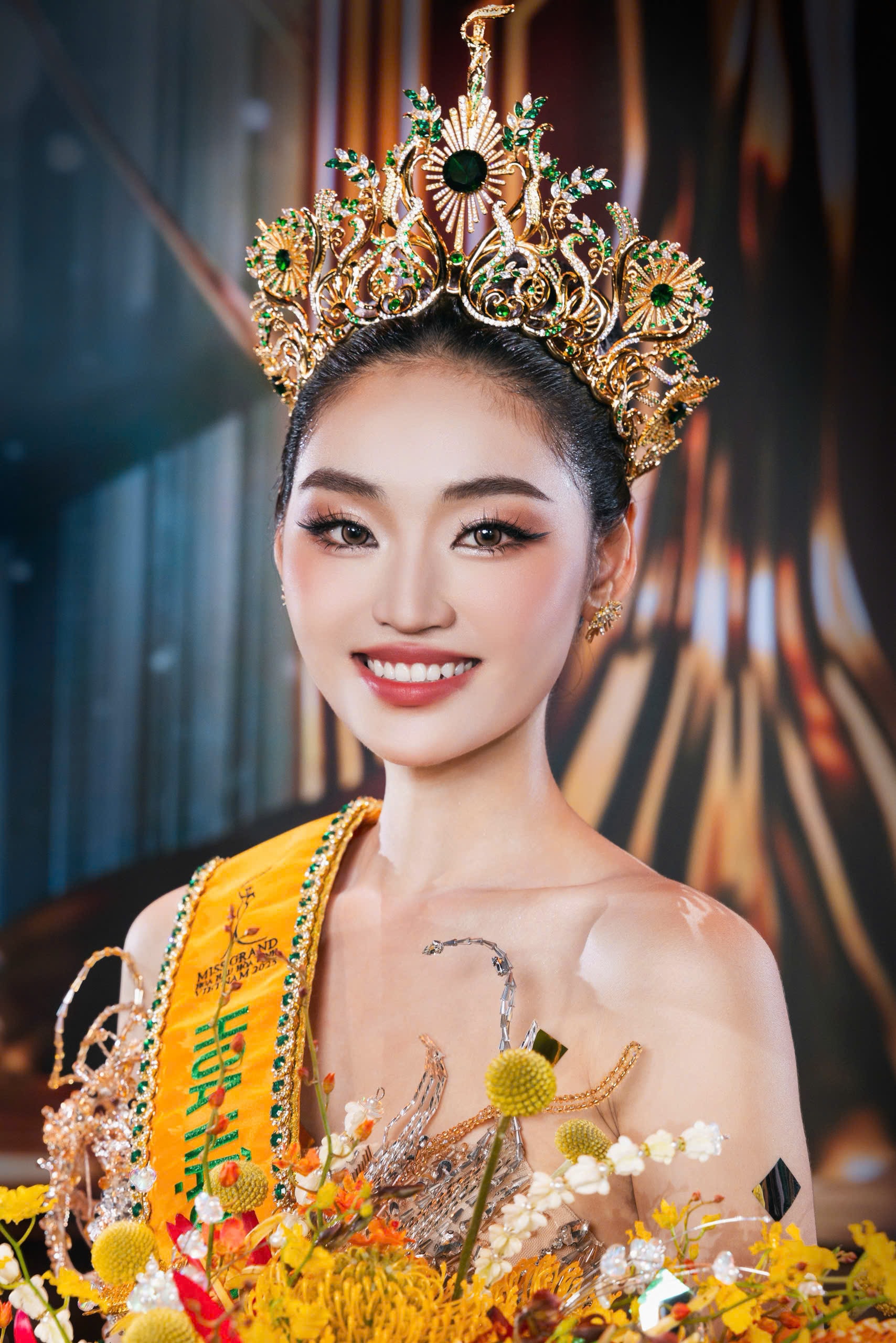 Tân Hoa hậu Hòa bình Việt Nam 2025 Nguyễn Thị Yến Nhi sinh năm 2004, đến từ Đắk Lắk sở hữu chiều cao 1,72 m, số đo ba vòng lần lượt là 81-64-92 cm.