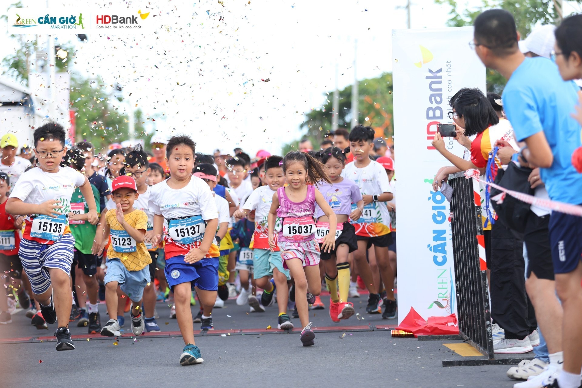 Các Runners “nhí” hào hứng bứt tốc ngay khi tiếng cói xuất phát cất lên.