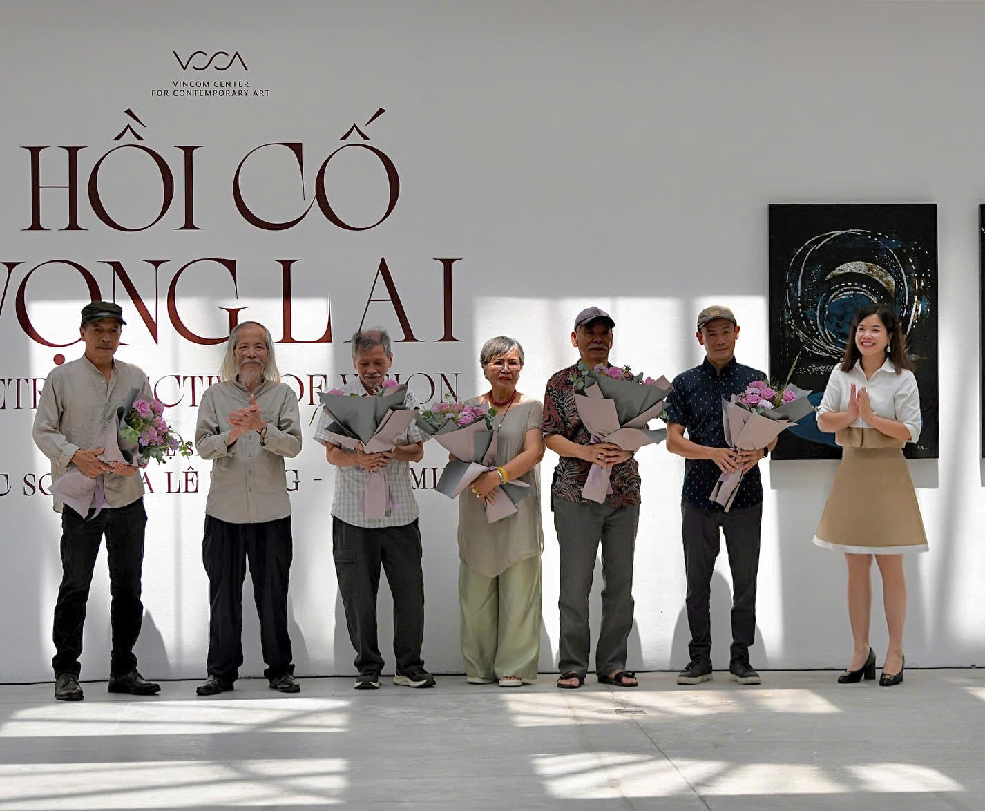 Giám đốc VCCA và Chủ tịch Hội Mỹ thuật Việt Nam tặng hoa cảm ơn các hoạ sĩ, giám tuyển của Triển lãm.