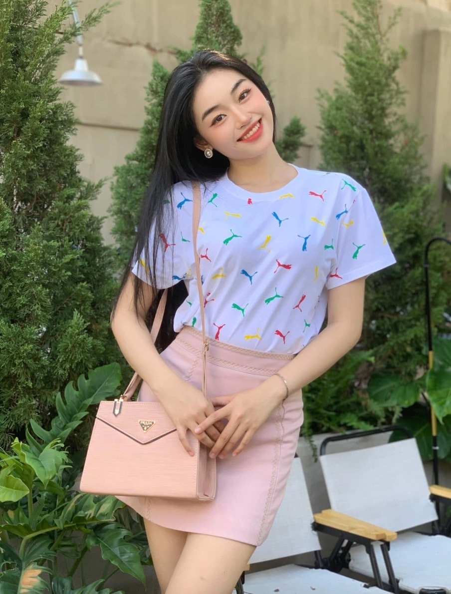 Đời thường, người đẹp tự tin diện những trang phục trẻ trung, đúng với độ tuổi 21.