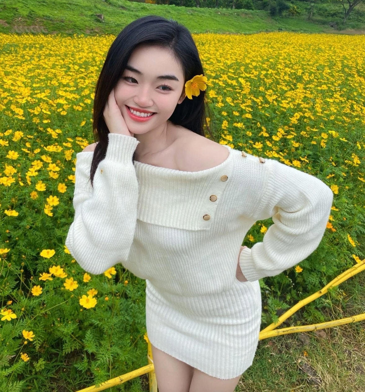 Yến Nhi có ngoại hình cân đối, làn da sáng. Giám khảo Lê Hoàng Phương từng nhận xét nàng hậu tạo thiện cảm với người đối diện bằng nụ cười.