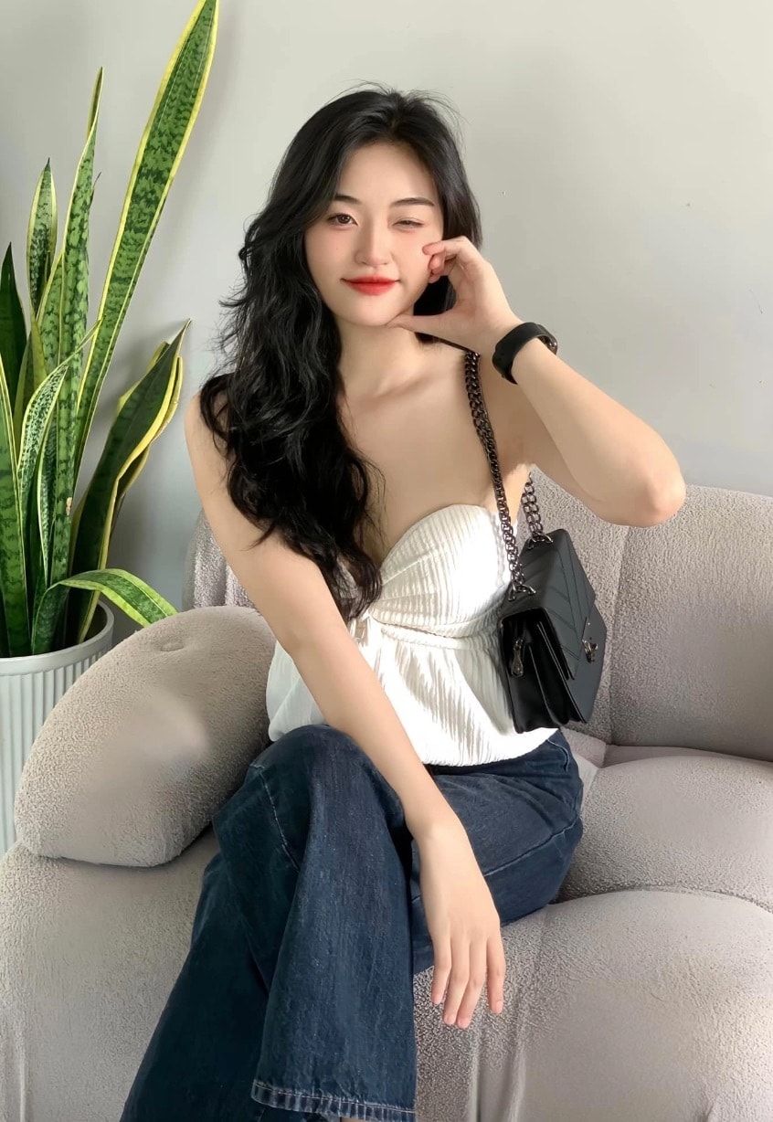 Khi không trang điểm quá kĩ, người đẹp Đắk Lắk vẫn sở hữu nụ cười tươi tắn cùng gương mặt nhỏ.