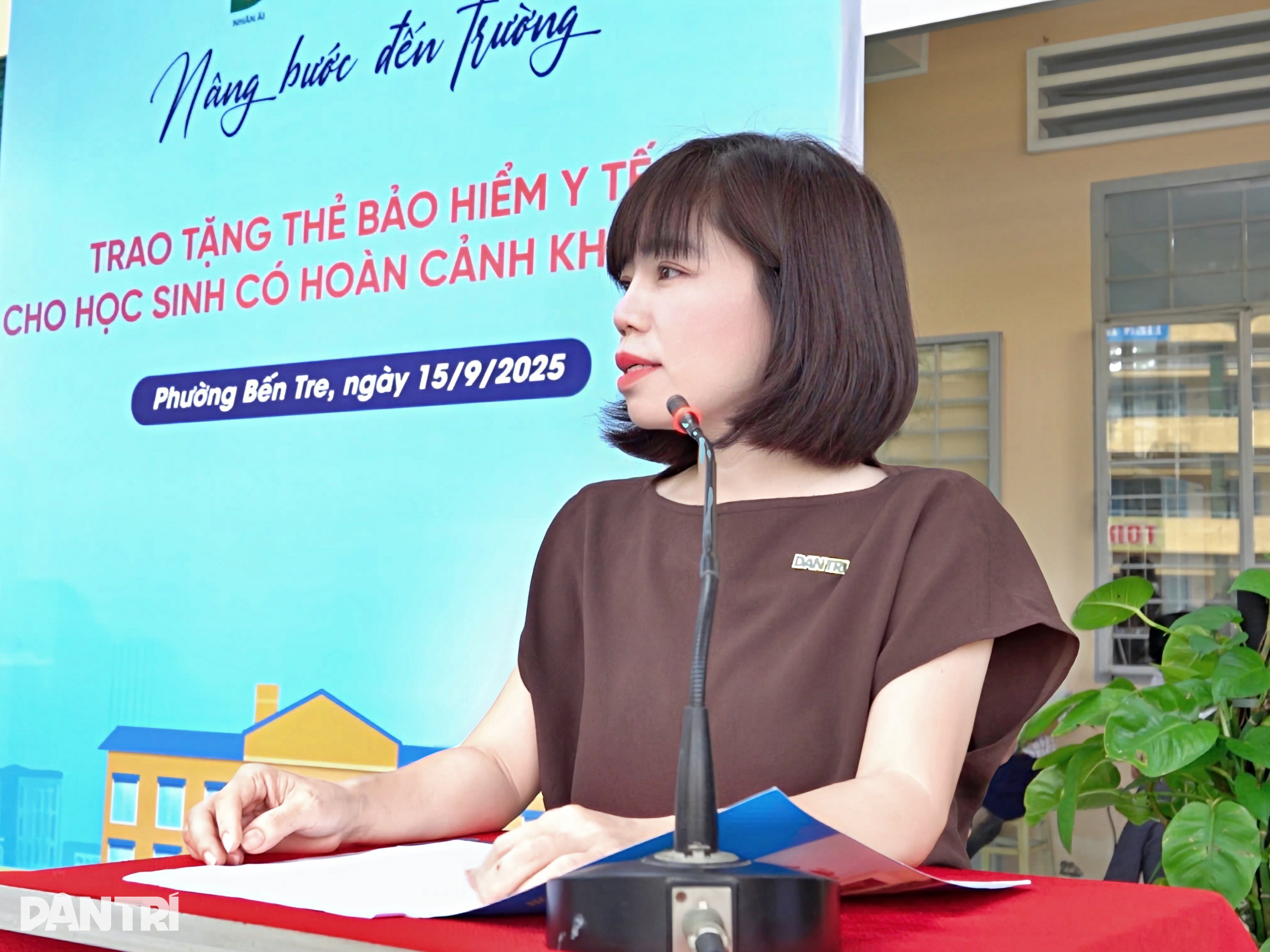 Thẻ BHYT là món quà thiết thực của bạn đọc báo Dân trí dành cho học sinh - 2 Thẻ BHYT là món quà thiết thực của bạn đọc báo Dân trí dành cho học sinh - 2
