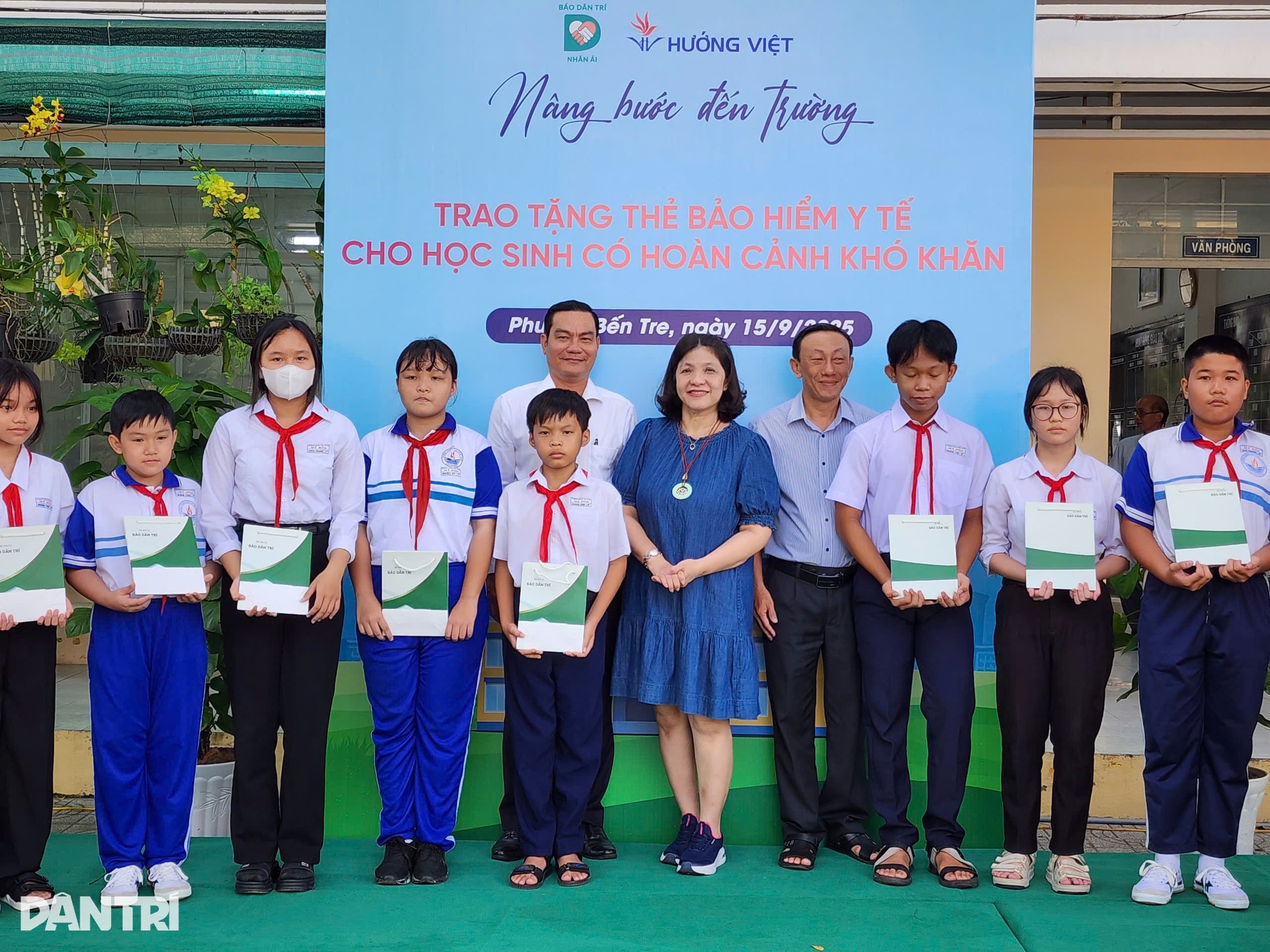 Thẻ BHYT là món quà thiết thực của bạn đọc báo Dân trí dành cho học sinh - 8 Thẻ BHYT là món quà thiết thực của bạn đọc báo Dân trí dành cho học sinh - 8