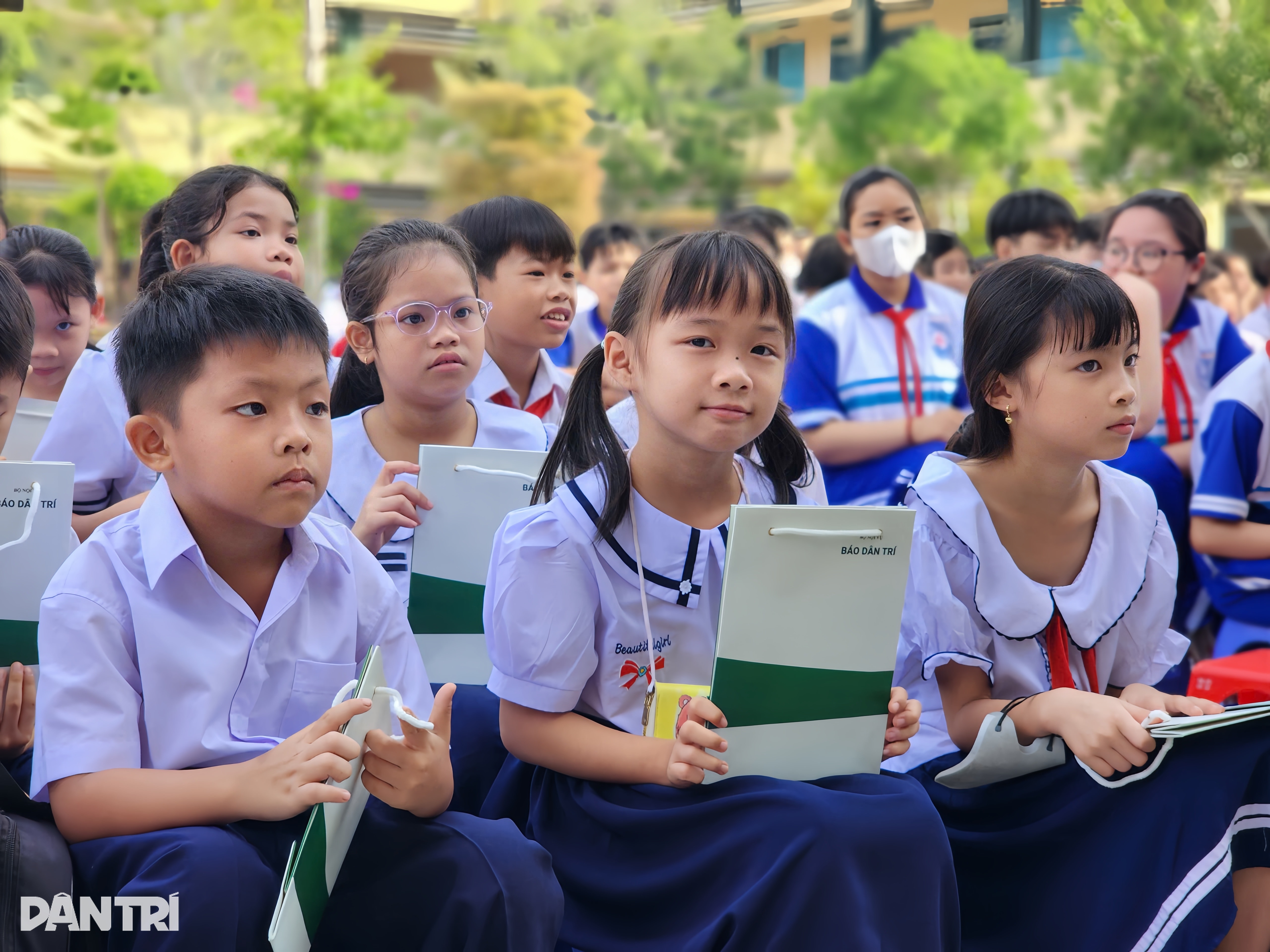 Thẻ BHYT là món quà thiết thực của bạn đọc báo Dân trí dành cho học sinh - 9 Thẻ BHYT là món quà thiết thực của bạn đọc báo Dân trí dành cho học sinh - 9