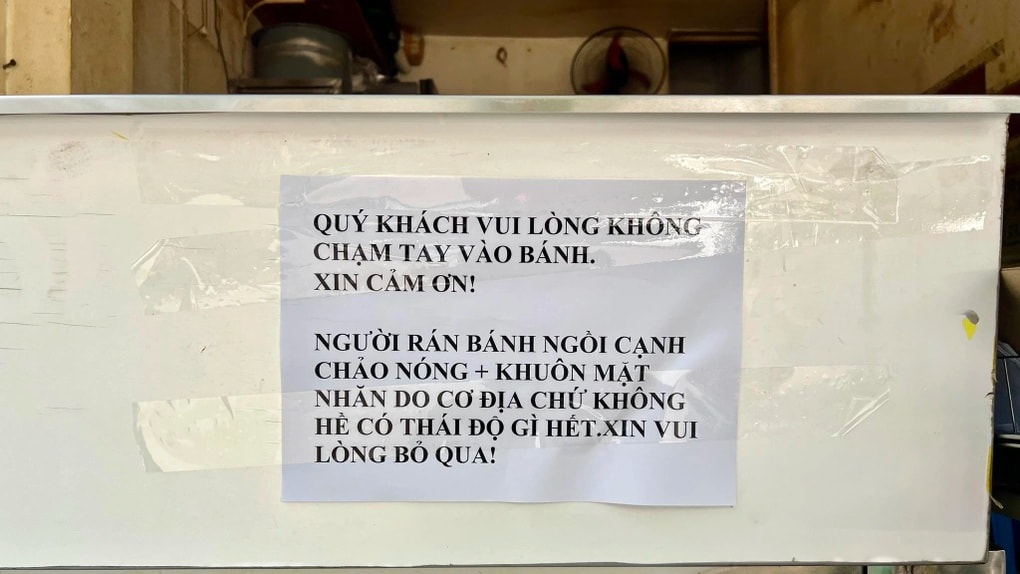 Khách than chủ quán thiếu thân thiện, quán dán giấy mặt nhăn do cơ địa - 1 Khách than chủ quán thiếu thân thiện, quán dán giấy mặt nhăn do cơ địa - 1