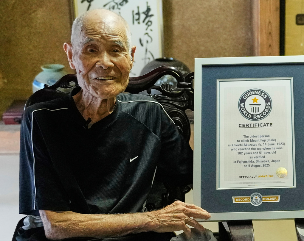 Cụ ông 102 tuổi và con gái 70 tuổi leo đỉnh núi Phú Sĩ cao hơn 3.700m - 4