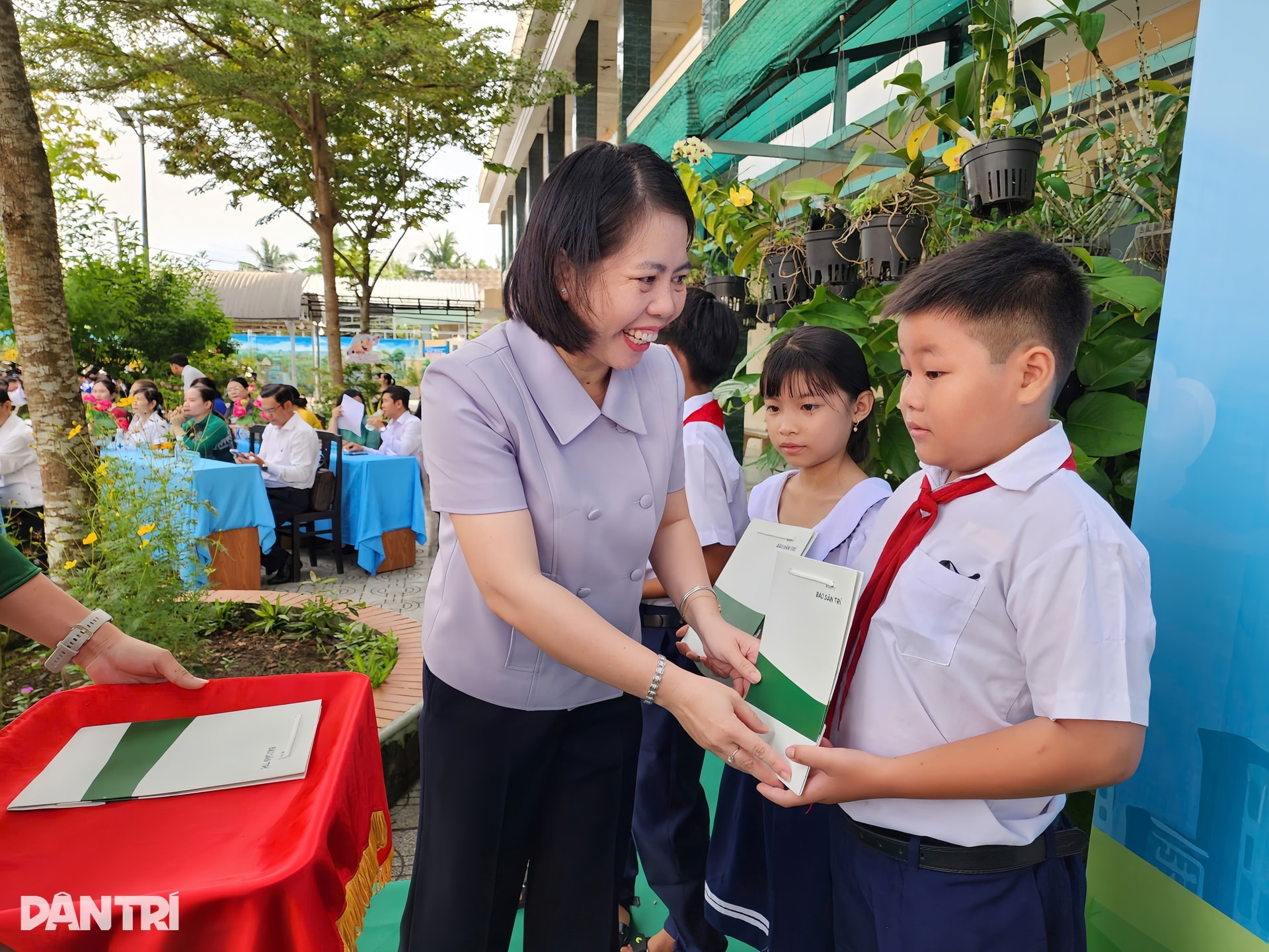 Thẻ BHYT là món quà thiết thực của bạn đọc báo Dân trí dành cho học sinh - 6 Thẻ BHYT là món quà thiết thực của bạn đọc báo Dân trí dành cho học sinh - 6