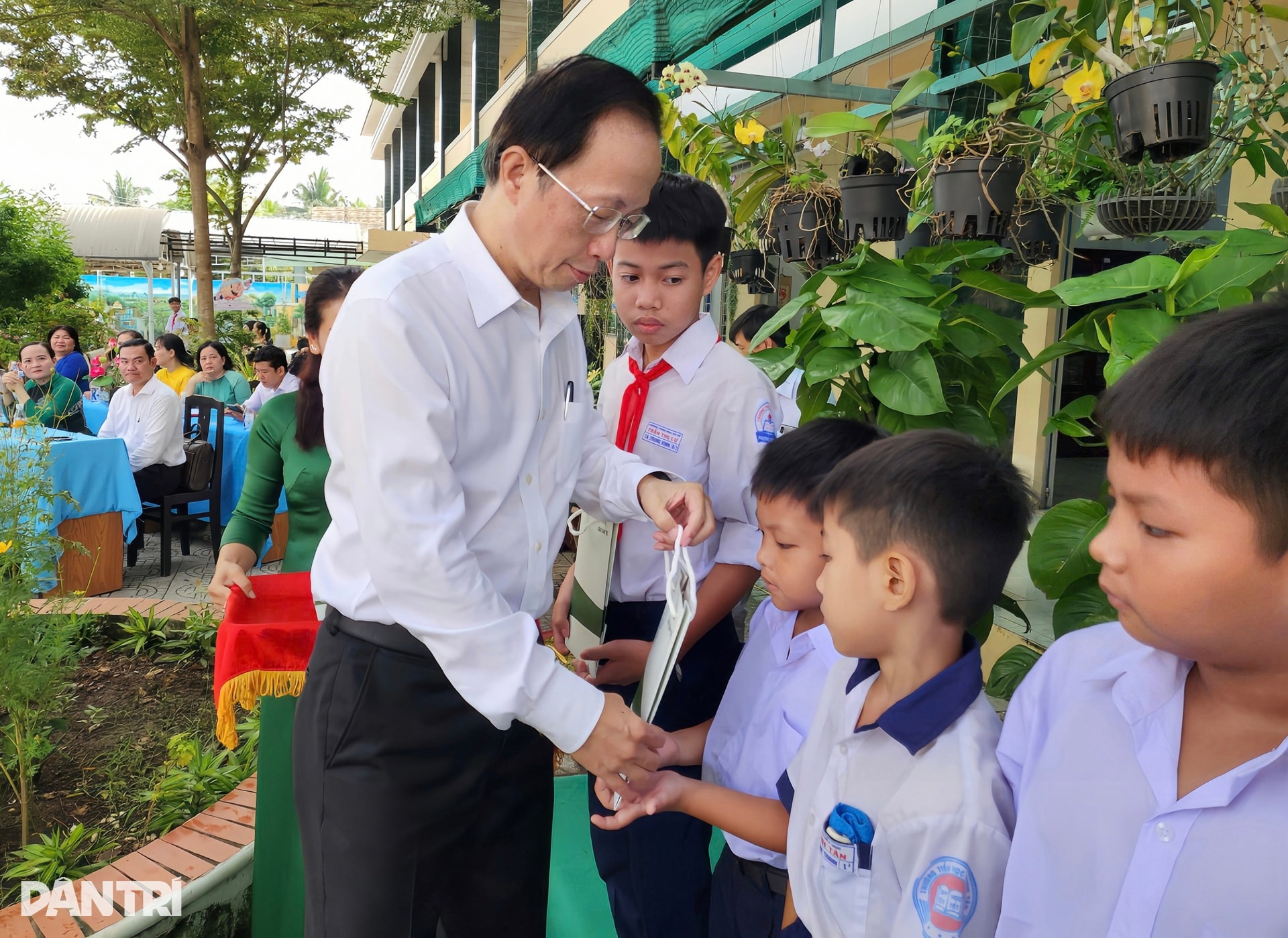 Thẻ BHYT là món quà thiết thực của bạn đọc báo Dân trí dành cho học sinh - 3 Thẻ BHYT là món quà thiết thực của bạn đọc báo Dân trí dành cho học sinh - 3