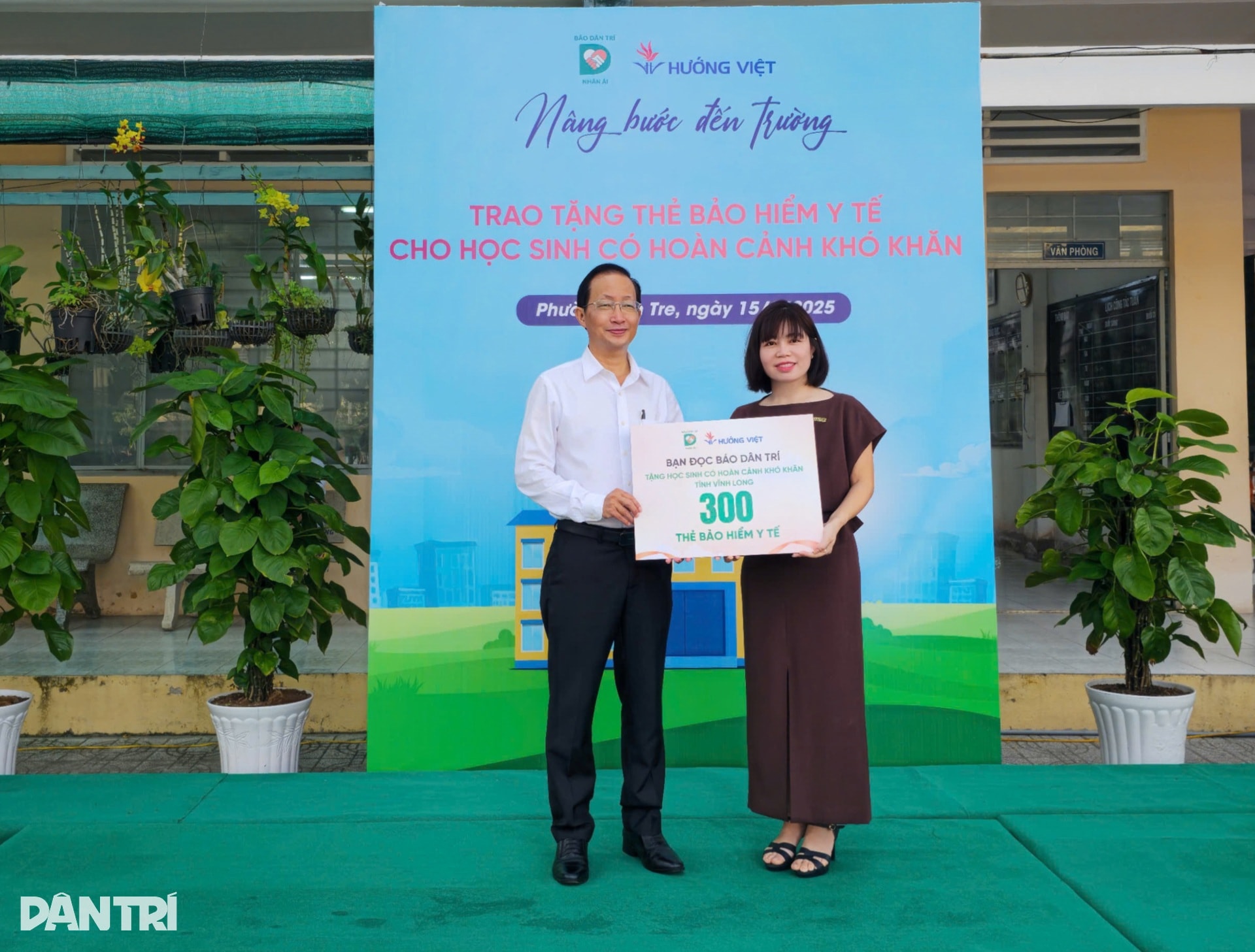 Thẻ BHYT là món quà thiết thực của bạn đọc báo Dân trí dành cho học sinh - 5 Thẻ BHYT là món quà thiết thực của bạn đọc báo Dân trí dành cho học sinh - 5