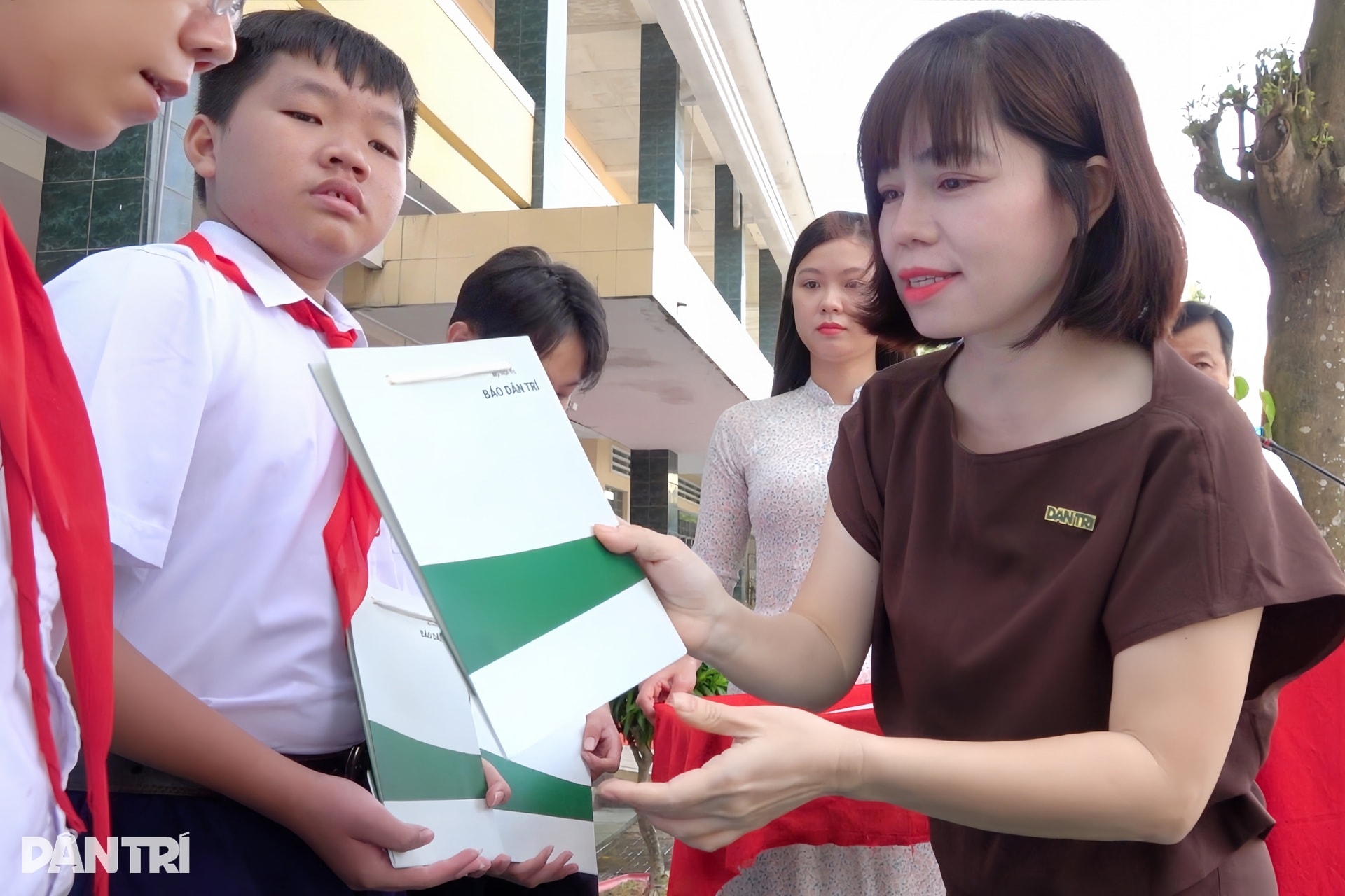 Thẻ BHYT là món quà thiết thực của bạn đọc báo Dân trí dành cho học sinh - 4 Thẻ BHYT là món quà thiết thực của bạn đọc báo Dân trí dành cho học sinh - 4