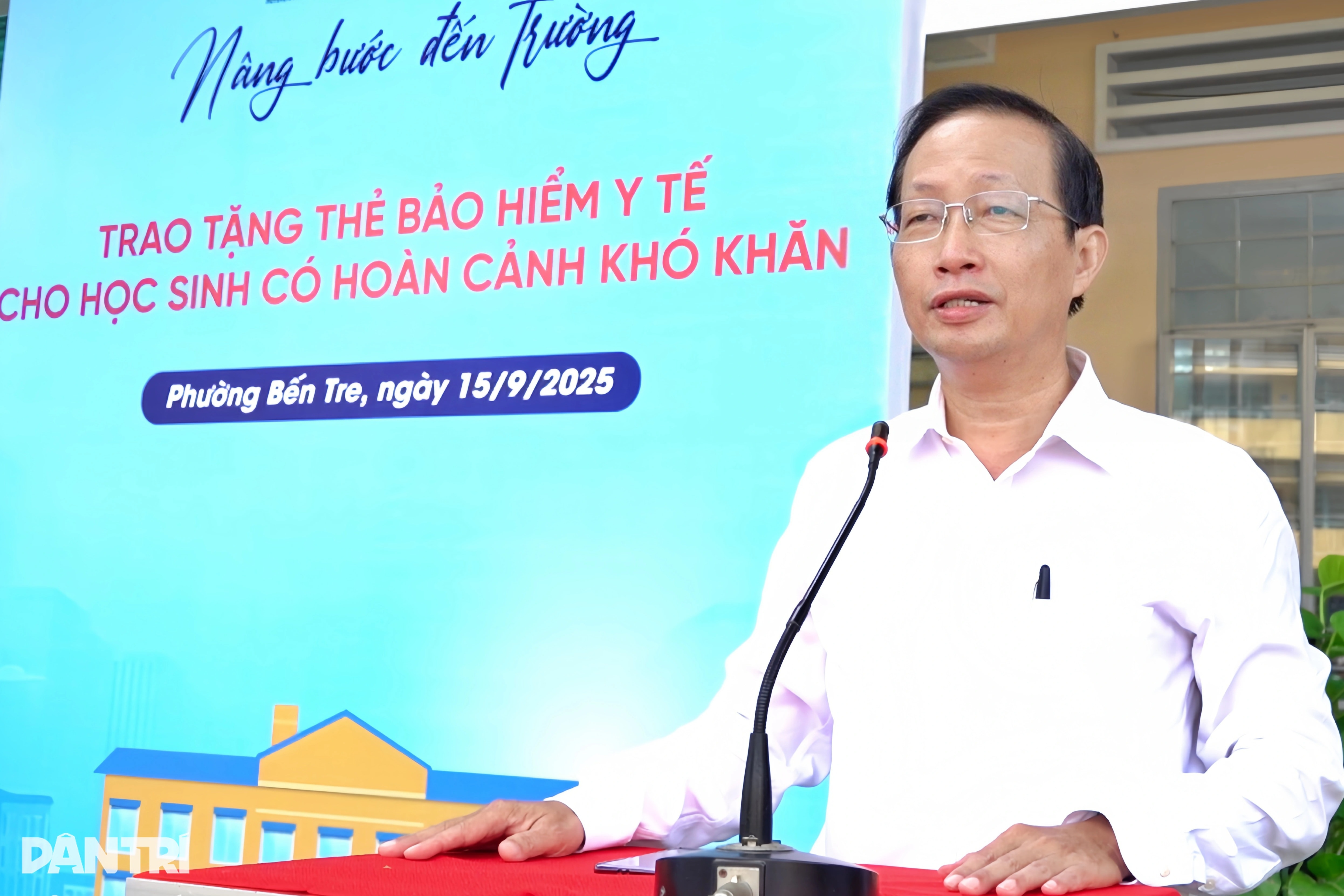 Thẻ BHYT là món quà thiết thực của bạn đọc báo Dân trí dành cho học sinh - 1 Thẻ BHYT là món quà thiết thực của bạn đọc báo Dân trí dành cho học sinh - 1