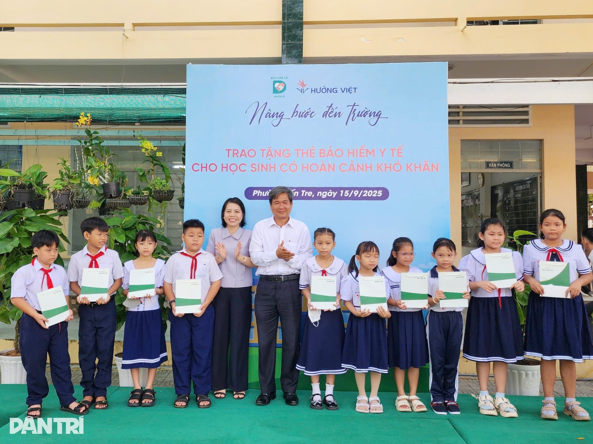 Thẻ BHYT là món quà thiết thực của bạn đọc báo Dân trí dành cho học sinh - 7 Thẻ BHYT là món quà thiết thực của bạn đọc báo Dân trí dành cho học sinh - 7
