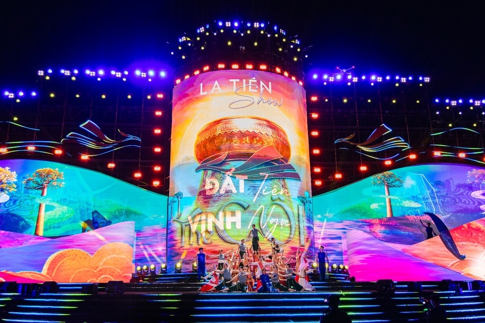 Hàng nghìn khán giả hòa trong không gian văn hóa nghệ thuật La Tiên Show - The Cội - 1 Hàng nghìn khán giả hòa trong không gian văn hóa nghệ thuật La Tiên Show - The Cội - 1