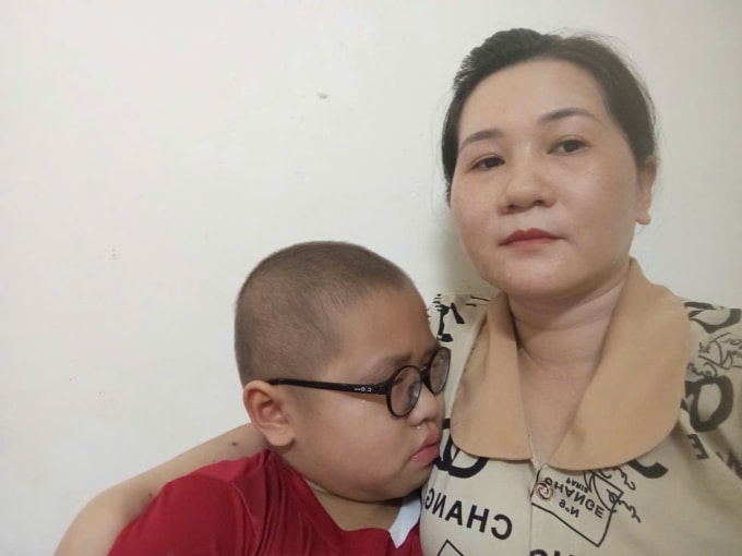 Chị Can và con trai tại nhà riêng ở Lâm Đồng, hôm 13/9, sau đợt điều trị tại bệnh viện. Ảnh: Gia đình cung cấp