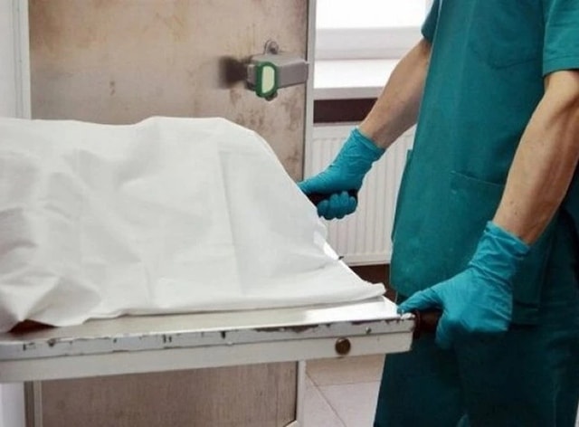 Người đàn ông đột nhiên mở mắt, ngồi bật dậy ngay trước đám tang - Ảnh 1.
