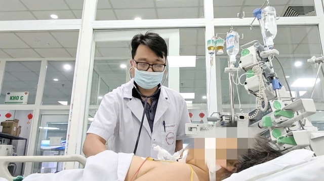 Sốt xuất huyết bùng phát, người lớn, người cao tuổi liên tục nhập viện- Ảnh 1. Sốt xuất huyết bùng phát, người lớn, người cao tuổi liên tục nhập viện- Ảnh 1.