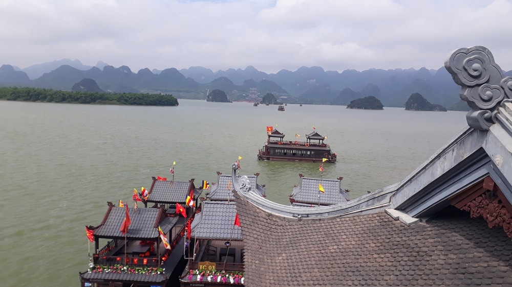 VIDEO: "Biển" người đổ về chùa Tam Chúc chiêm bái xá lợi Đức Phật- Ảnh 7.