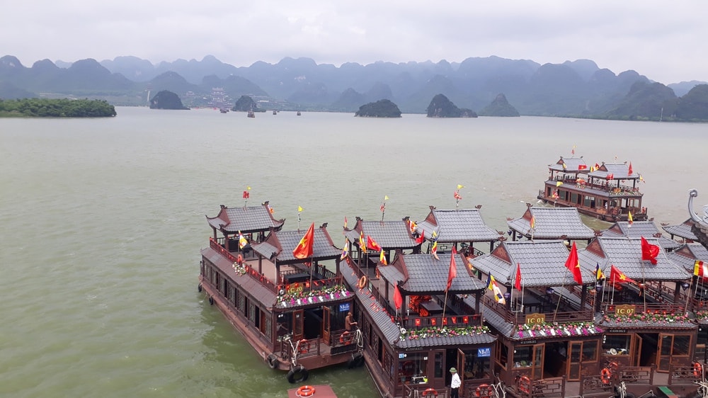 VIDEO: "Biển" người đổ về chùa Tam Chúc chiêm bái xá lợi Đức Phật- Ảnh 8.