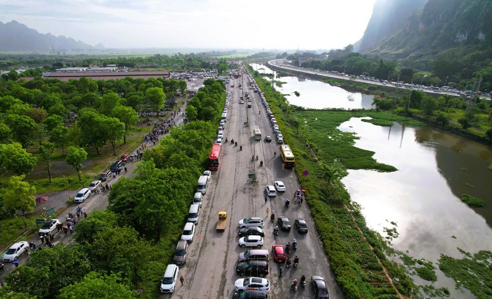 VIDEO: "Biển" người đổ về chùa Tam Chúc chiêm bái xá lợi Đức Phật- Ảnh 13.
