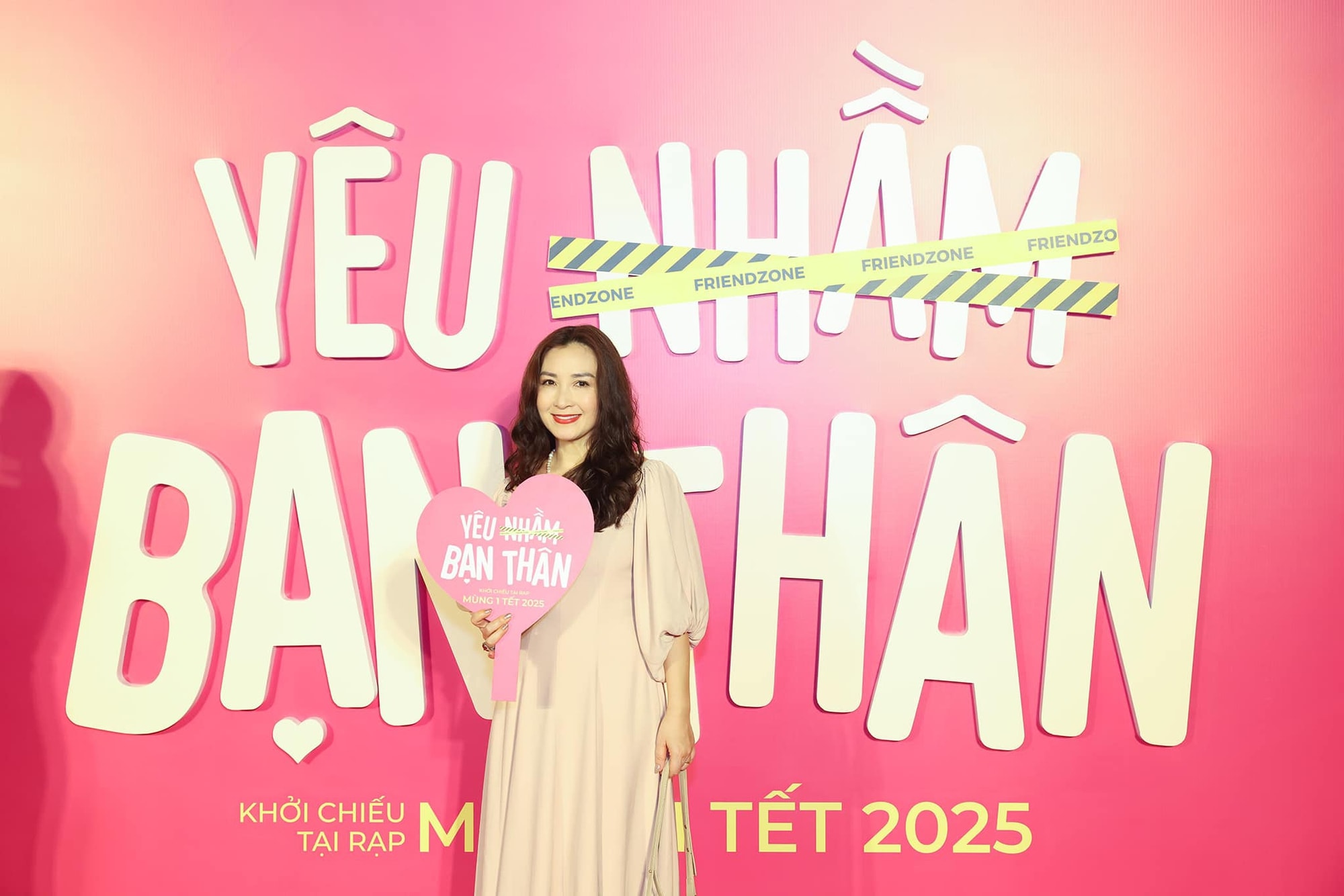 'Bóng hồng' màn ảnh cuối cùng của Lê Công Tuấn Anh vừa vào phim 'Gió ngang khoảng trời xanh’ là ai?- Ảnh 5. 'Bóng hồng' màn ảnh cuối cùng của Lê Công Tuấn Anh vừa vào phim 'Gió ngang khoảng trời xanh’ là ai?- Ảnh 5.