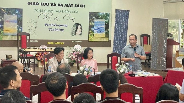 Ra mắt hai tập thơ 'Vệt thiều quang' và 'Vân không'- Ảnh 3. Ra mắt hai tập thơ 'Vệt thiều quang' và 'Vân không'- Ảnh 3.