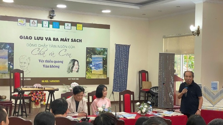 Ra mắt hai tập thơ 'Vệt thiều quang' và 'Vân không'- Ảnh 2. Ra mắt hai tập thơ 'Vệt thiều quang' và 'Vân không'- Ảnh 2.