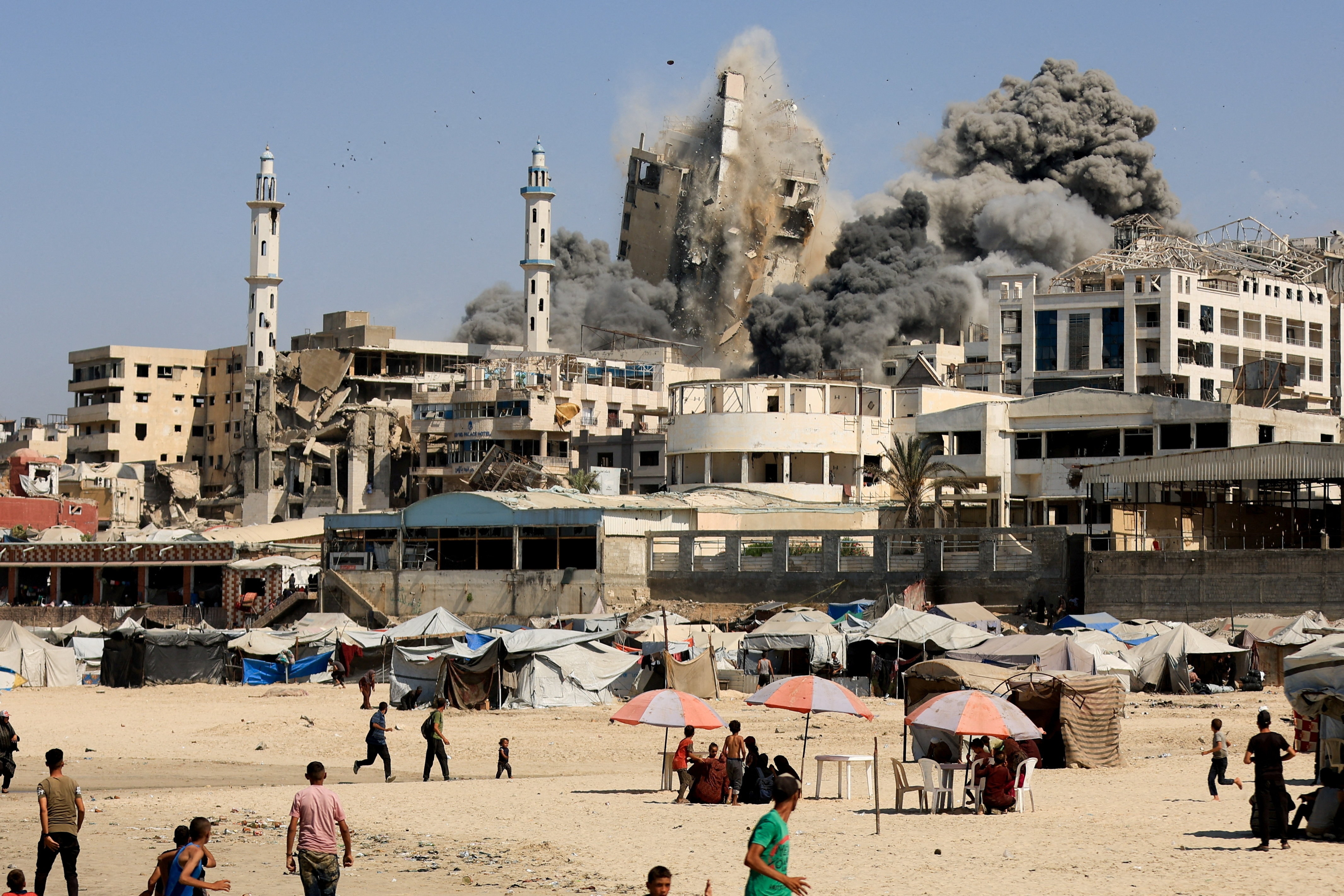 Khói bốc lên từ tòa tháp Al-Ghefari sau khi tòa nhà bị trúng đòn không kích của Israel tại Thành phố Gaza.