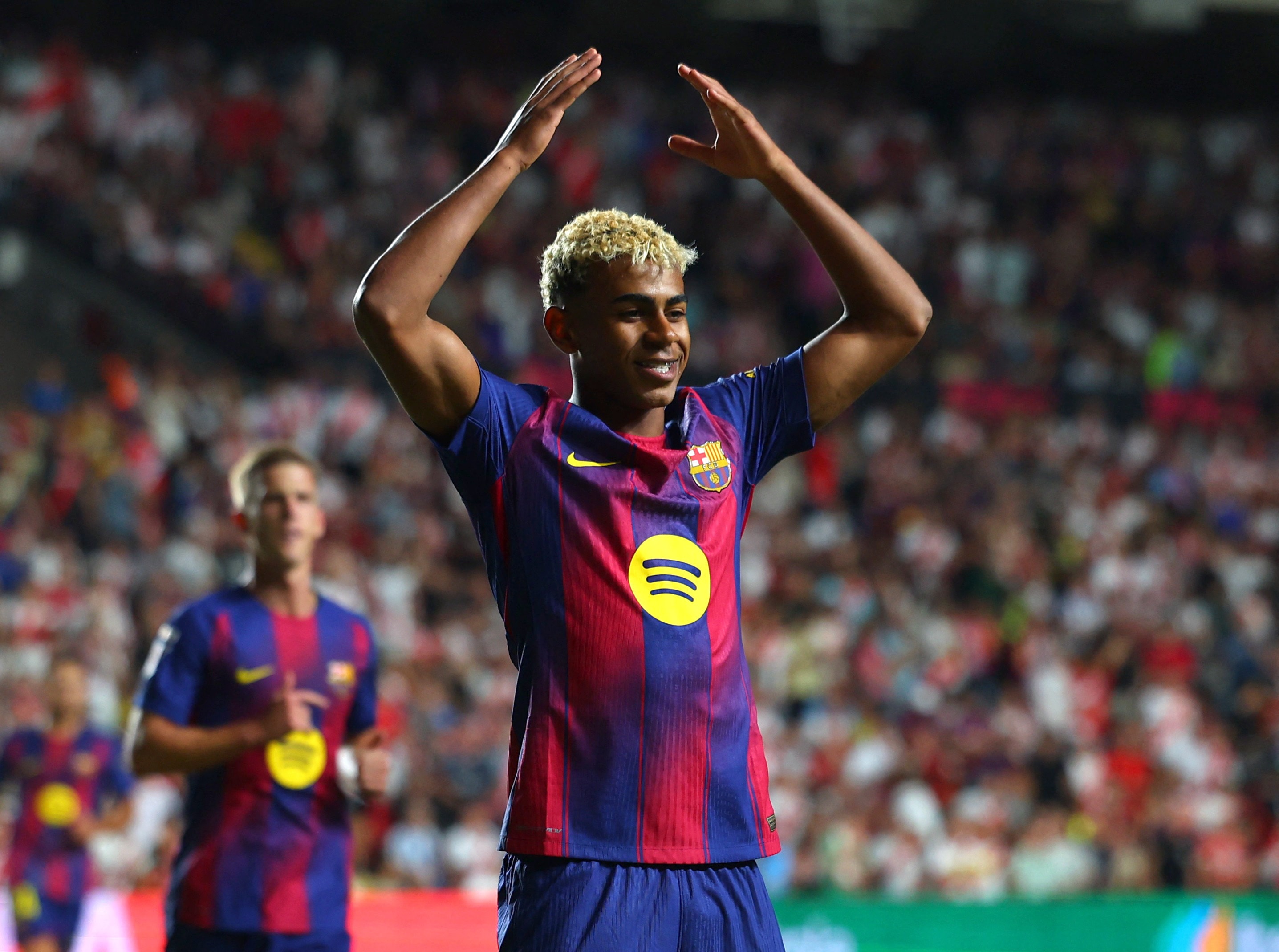 Kình địch của Real Madrid là Barcelona không có sự tăng cường đáng kể về mặt lực lượng ngoài bản hợp đồng mượn Marcus Rashford. Tuy nhiên, sức mạnh sẵn có của đội chủ sân Camp Nou vẫn đủ để họ cạnh tranh ngôi vô địch Cúp C1 châu Âu, sau khi vào đến bán kết và chỉ thất bại đầy tiếc nuối trước Inter Milan cách đây vài tháng.