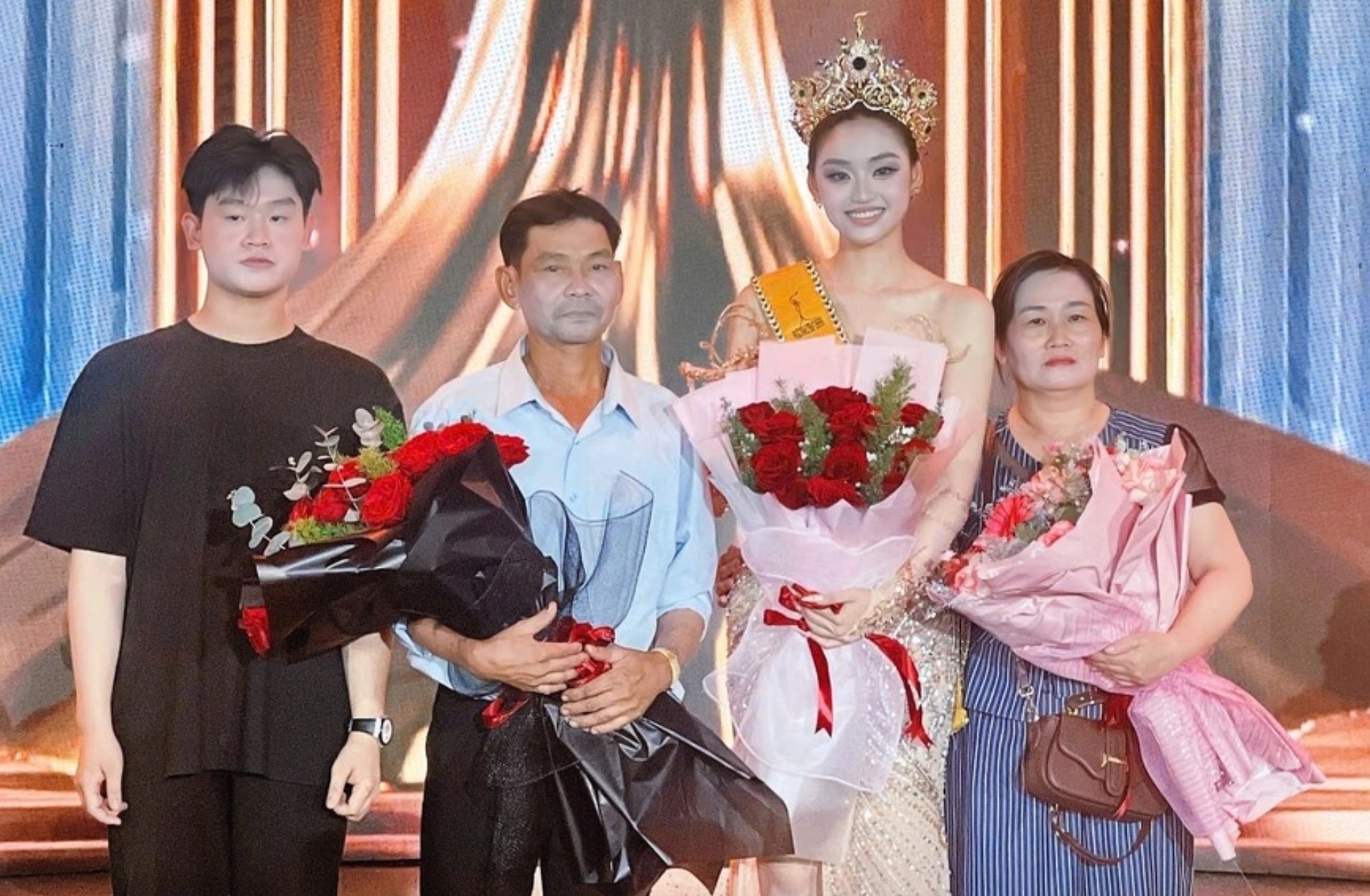 Gia đình Yến Nhi tới cổ vũ con gái trong đêm chung kết.
