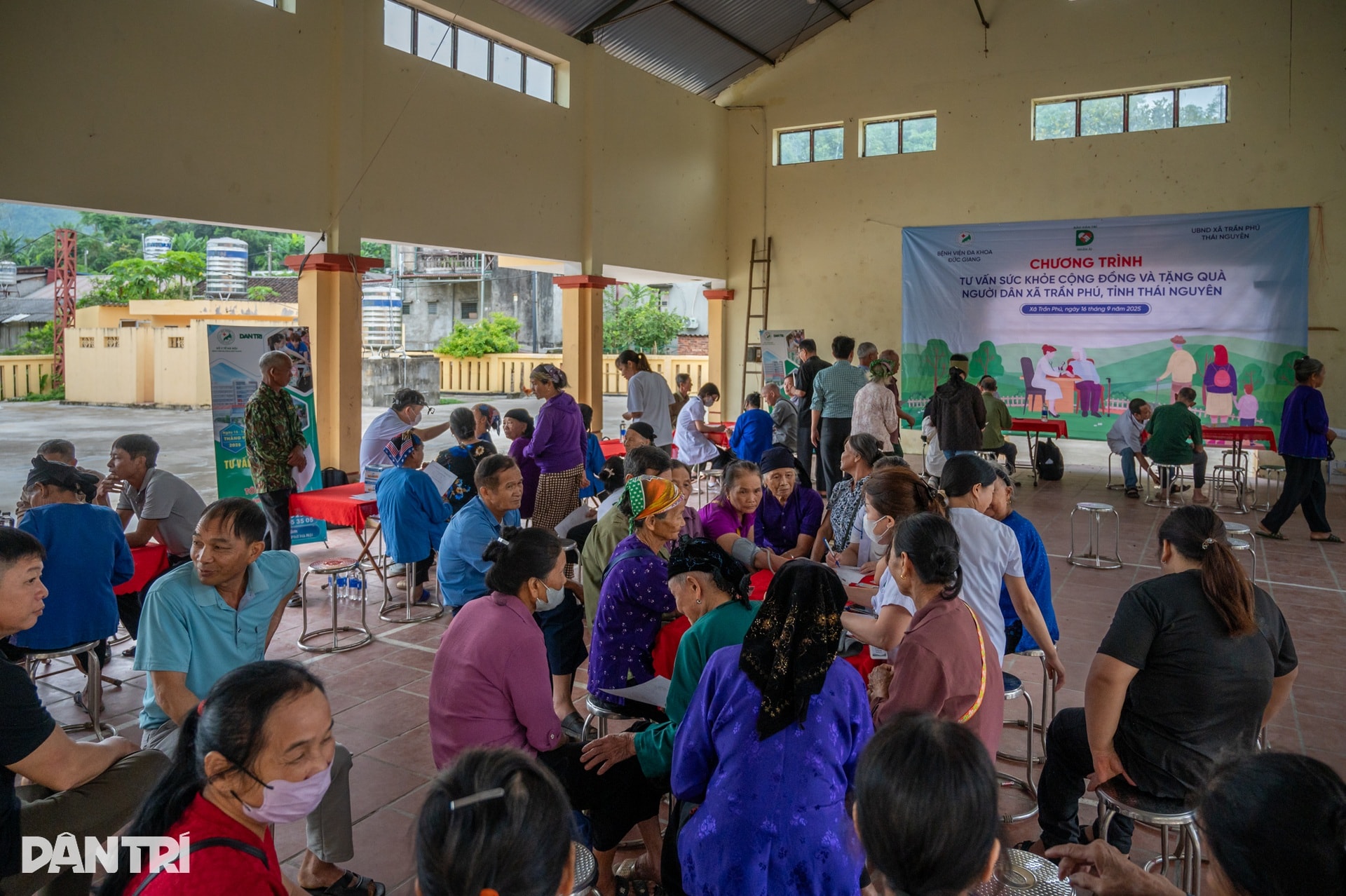 Đường đẹp hơn rồi nhưng đi viện vẫn xa, cảm ơn các bác sĩ đến tận đây - 1