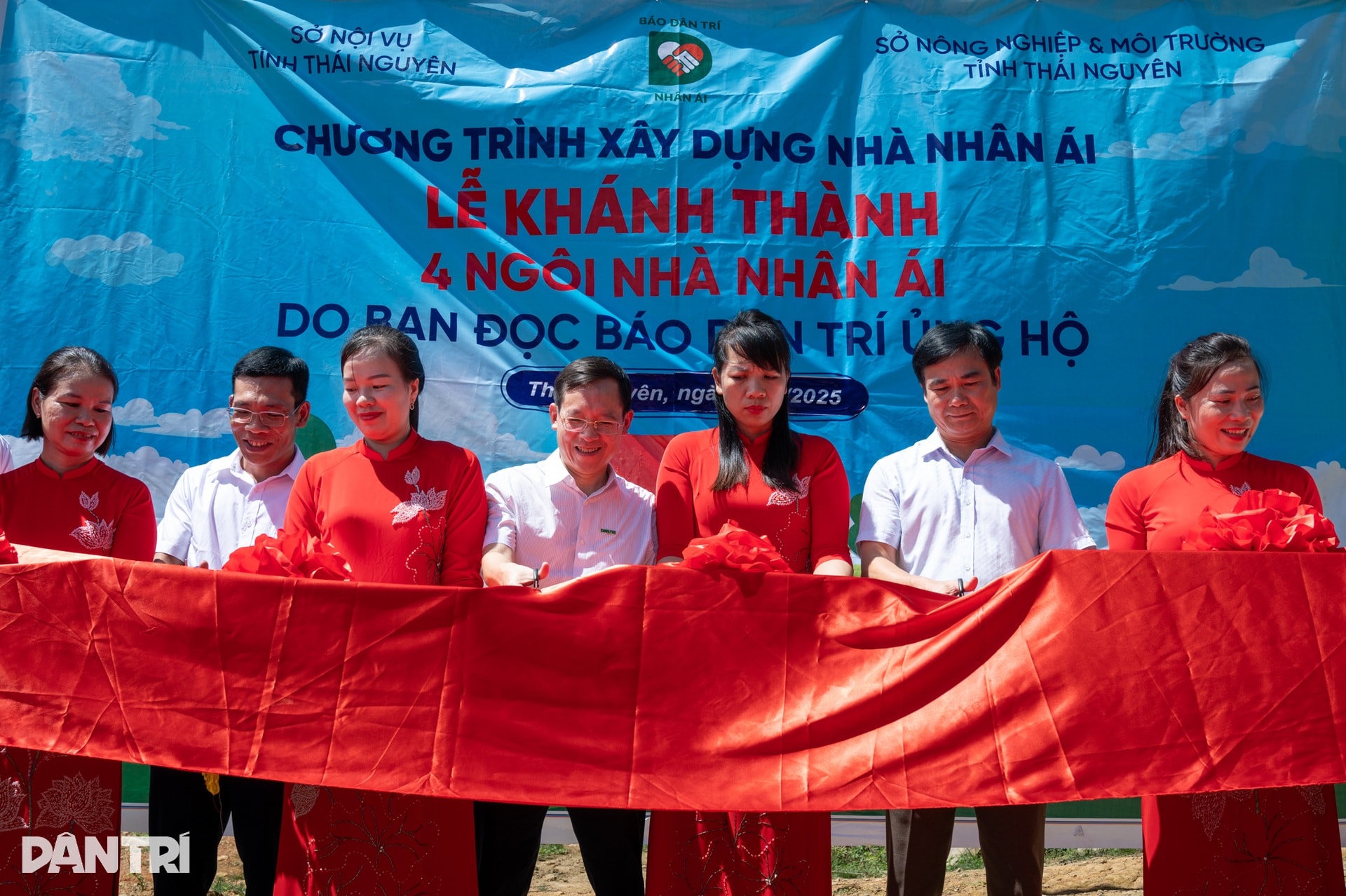 Đường đẹp hơn rồi nhưng đi viện vẫn xa, cảm ơn các bác sĩ đến tận đây - 12