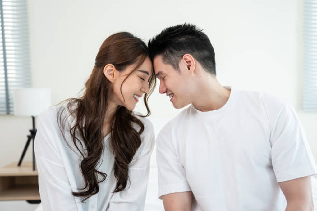 Nghe mẹ khen chị gái, chồng bất ngờ hỏi tôi một câu làm cả nhà dừng ăn cơm - 1
