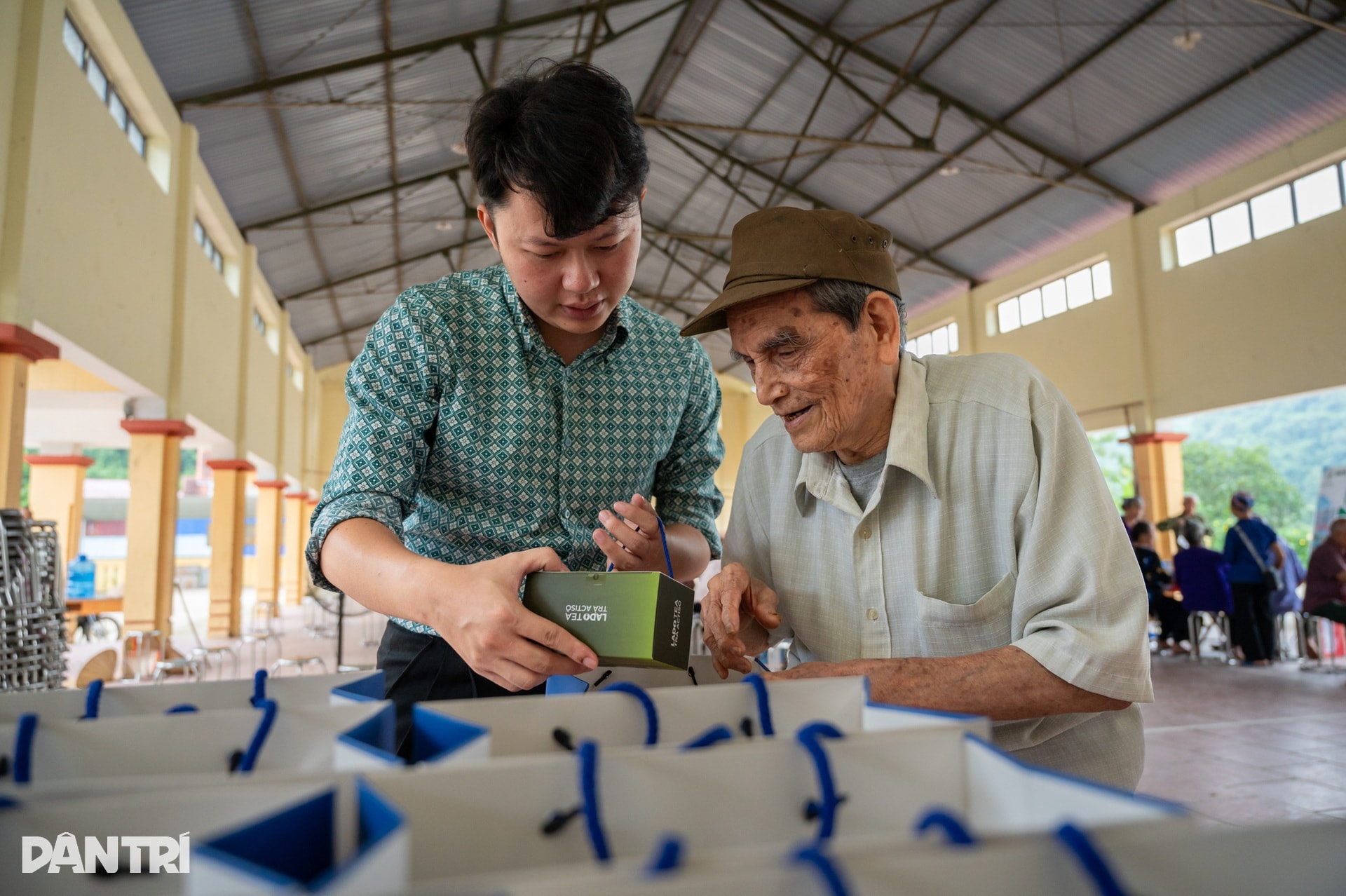 Đường đẹp hơn rồi nhưng đi viện vẫn xa, cảm ơn các bác sĩ đến tận đây - 11