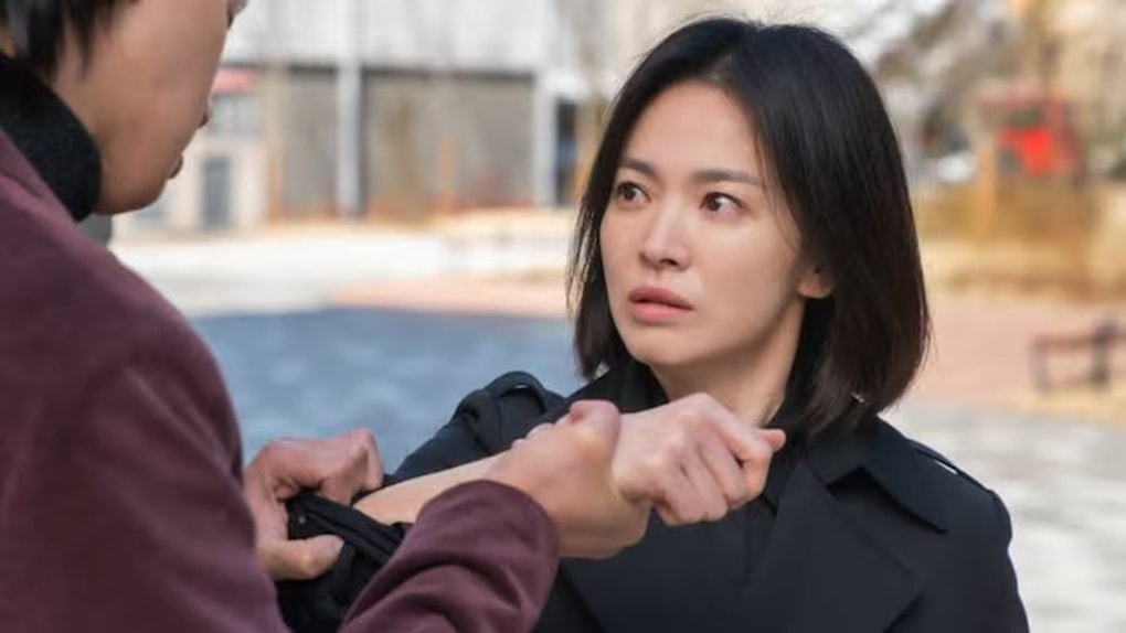 Một người phụ nữ xa lạ qua đời, cuộc sống của tôi bỗng dưng khốn khổ - 1
