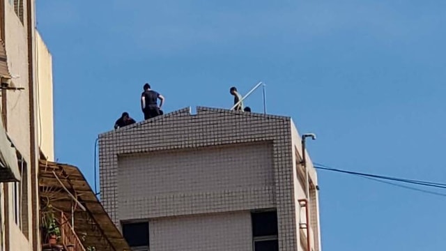 Nước có mùi hôi, cư dân phát hiện thi thể trong bể nước chung cư - Ảnh 1.