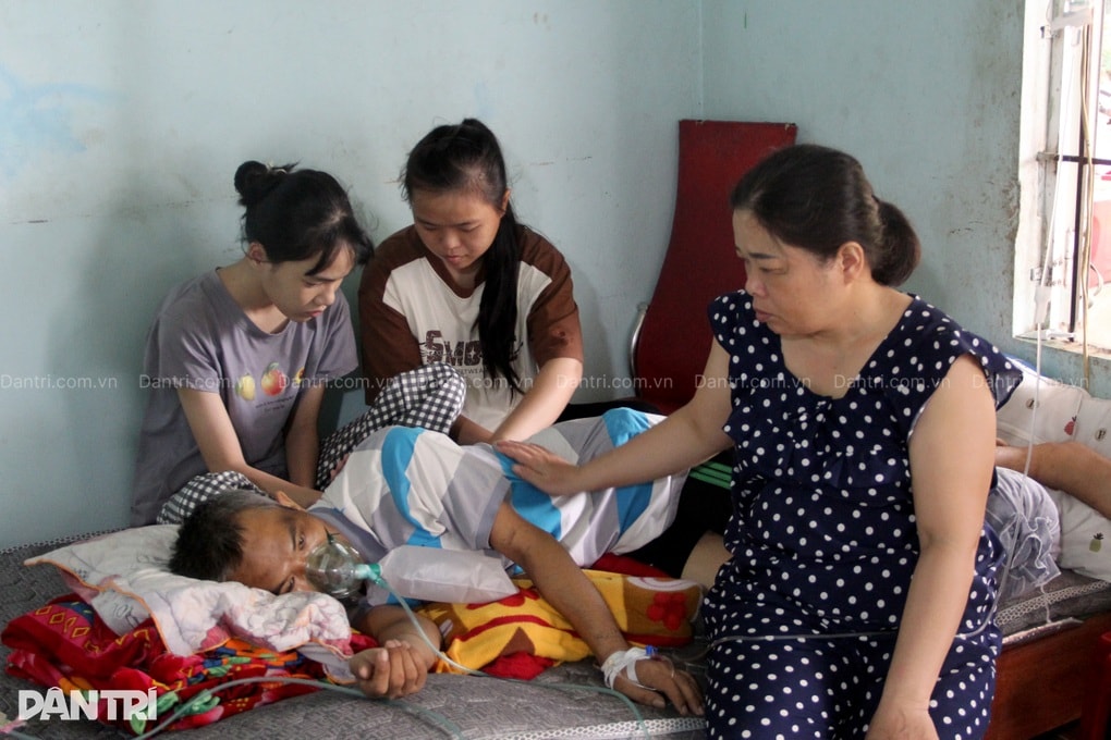 Cha nằm thoi thóp, mẹ không kiếm nổi 1 triệu đồng để con đến trường - 1