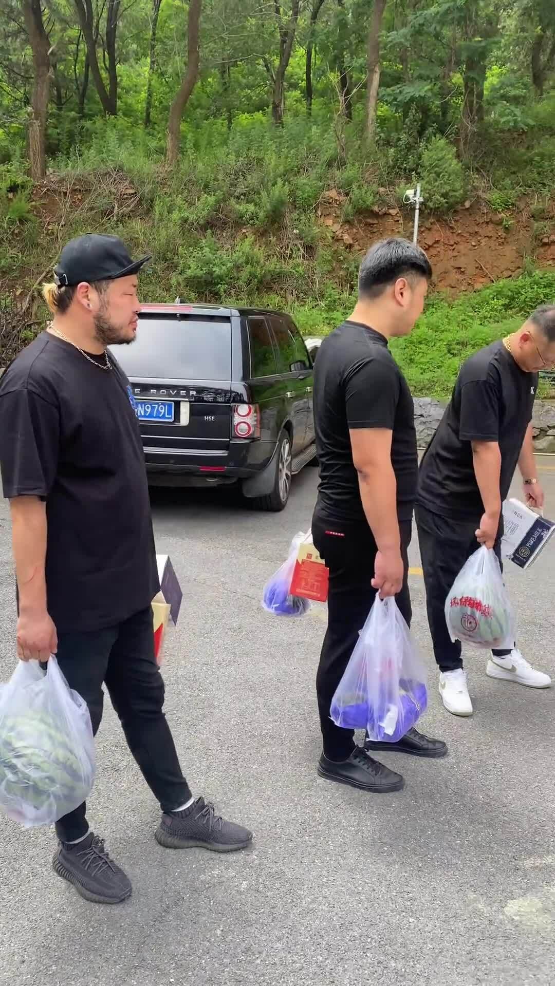 Kiếm bộn tiền bằng nghề làm 'con trai thuê'