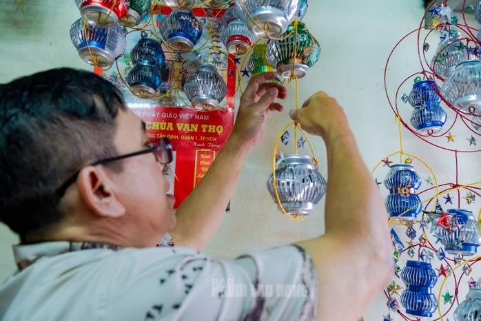 VIDEO: Độc đáo lồng đèn Trung thu được chế tạo từ vỏ lon- Ảnh 3. VIDEO: Độc đáo lồng đèn Trung thu được chế tạo từ vỏ lon- Ảnh 3.