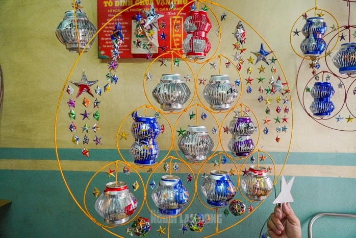 VIDEO: Độc đáo lồng đèn Trung thu được chế tạo từ vỏ lon- Ảnh 6. VIDEO: Độc đáo lồng đèn Trung thu được chế tạo từ vỏ lon- Ảnh 6.