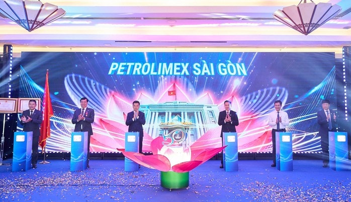 Petrolimex Sài Gòn vinh dự đón nhận Huân chương Lao động hạng Nhất - Ảnh 1.