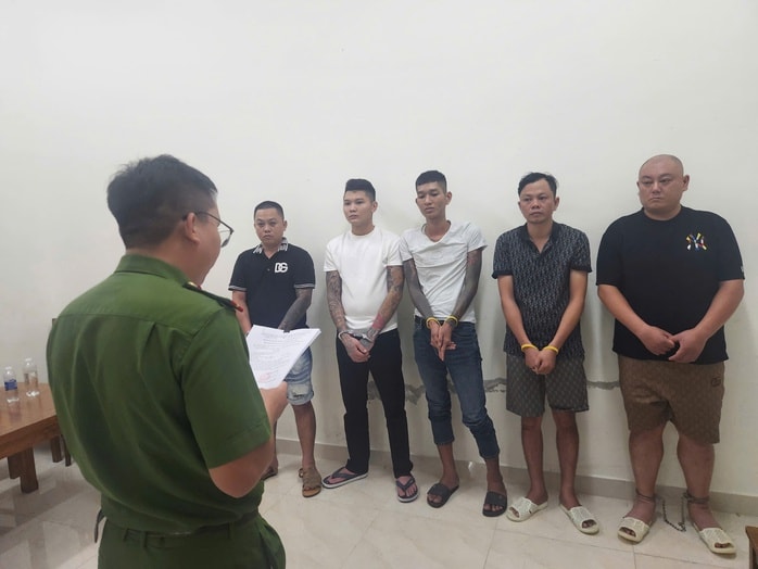 Nhóm người lạ mặt khống chế người đàn ông Trung Quốc đưa khỏi casino ở Đà Nẵng- Ảnh 1.