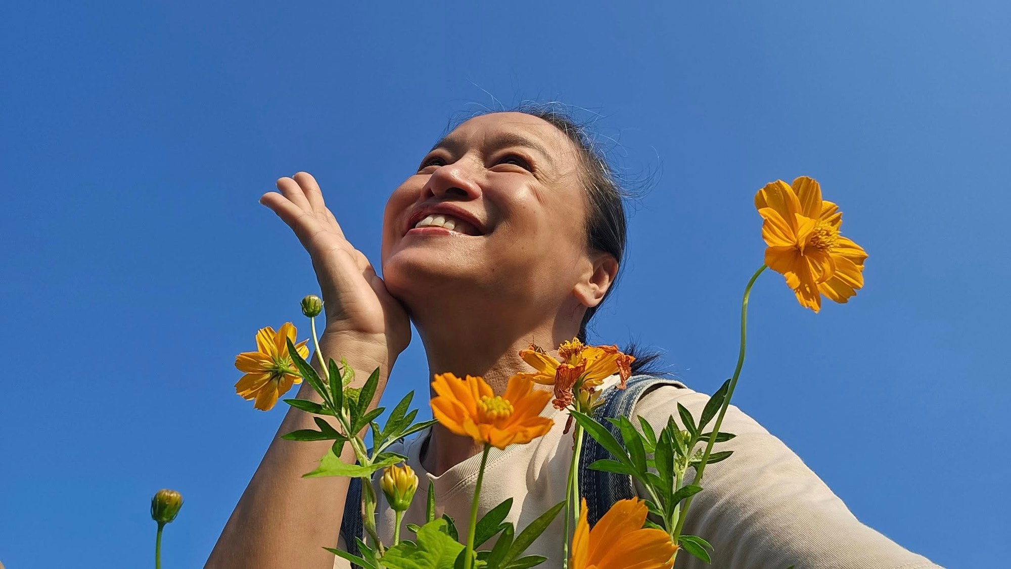 Vẻ ngoài mộc mạc của nghệ sĩ Tú Oanh 'Gió ngang khoảng trời xanh'- Ảnh 3. Vẻ ngoài mộc mạc của nghệ sĩ Tú Oanh 'Gió ngang khoảng trời xanh'- Ảnh 3.