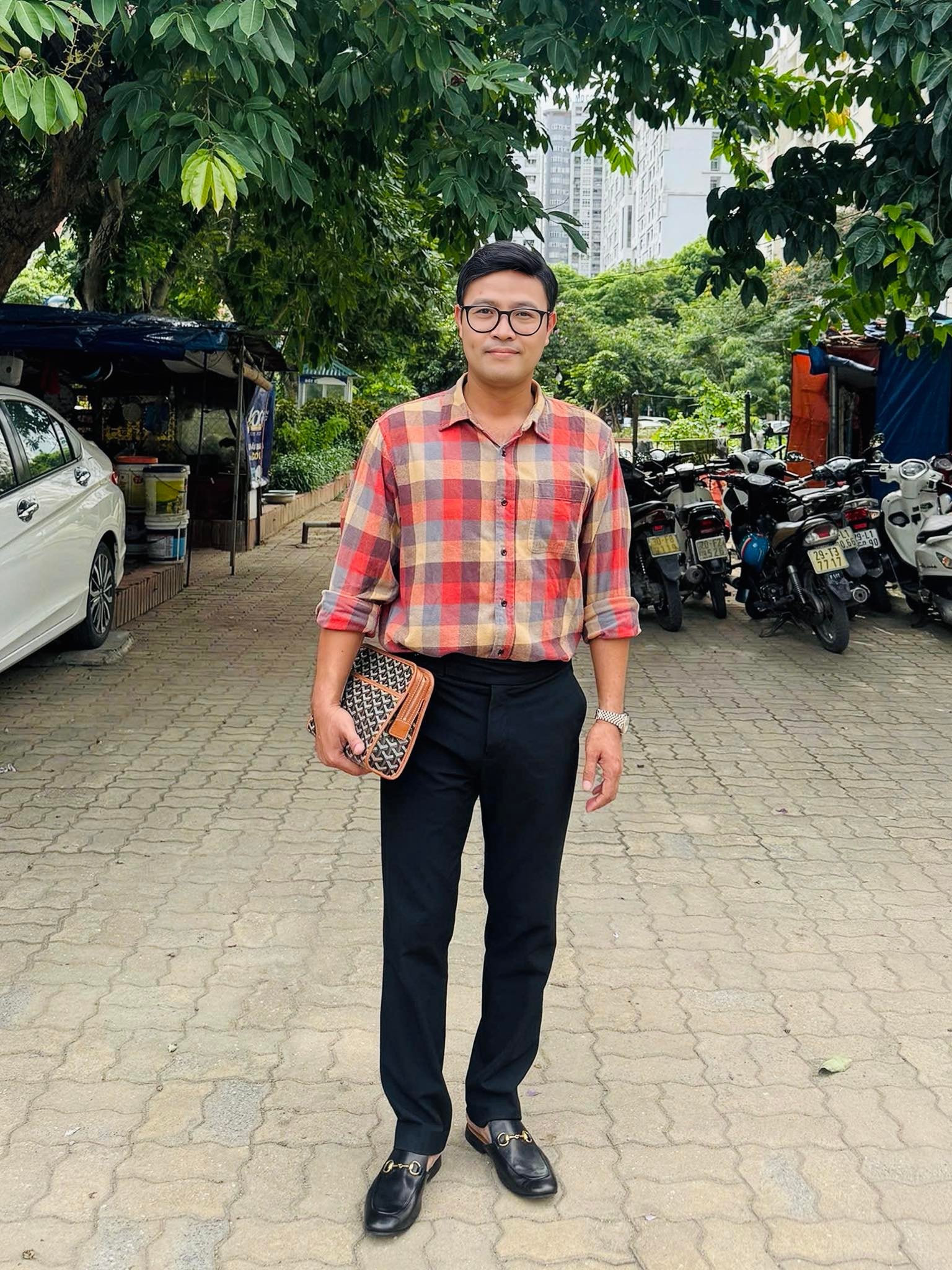 Nam diễn viên quê Hưng Yên đang gây tranh cãi trong phim 'Có anh, nơi ấy bình yên' là ai?- Ảnh 1.
