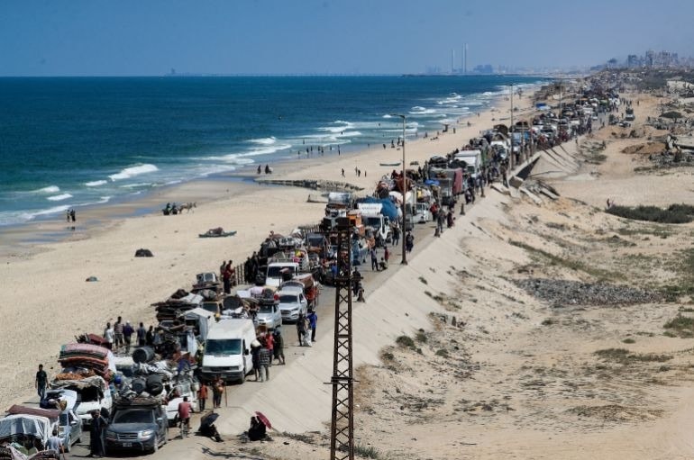 Người dân rời khỏi thành phố Gaza để tránh các cuộc tấn công.