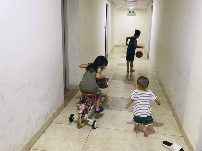 Trẻ nhỏ chơi đùa tại chung cư nhà chị Hạnh, ở Đông Anh, Hà Nội, hôm 17/9. Ảnh: Hồ Hạnh