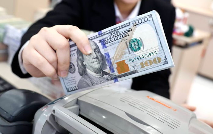 Giá USD tại Việt Nam giảm mạnh sau khi FED cắt giảm lãi suất - Ảnh 2.