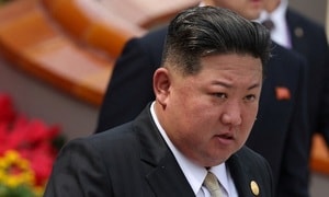 Lãnh đạo Triều Tiên Kim Jong Un bắt tay Chủ tịch Quốc hội Hàn Quốc tại Bắc Kinh