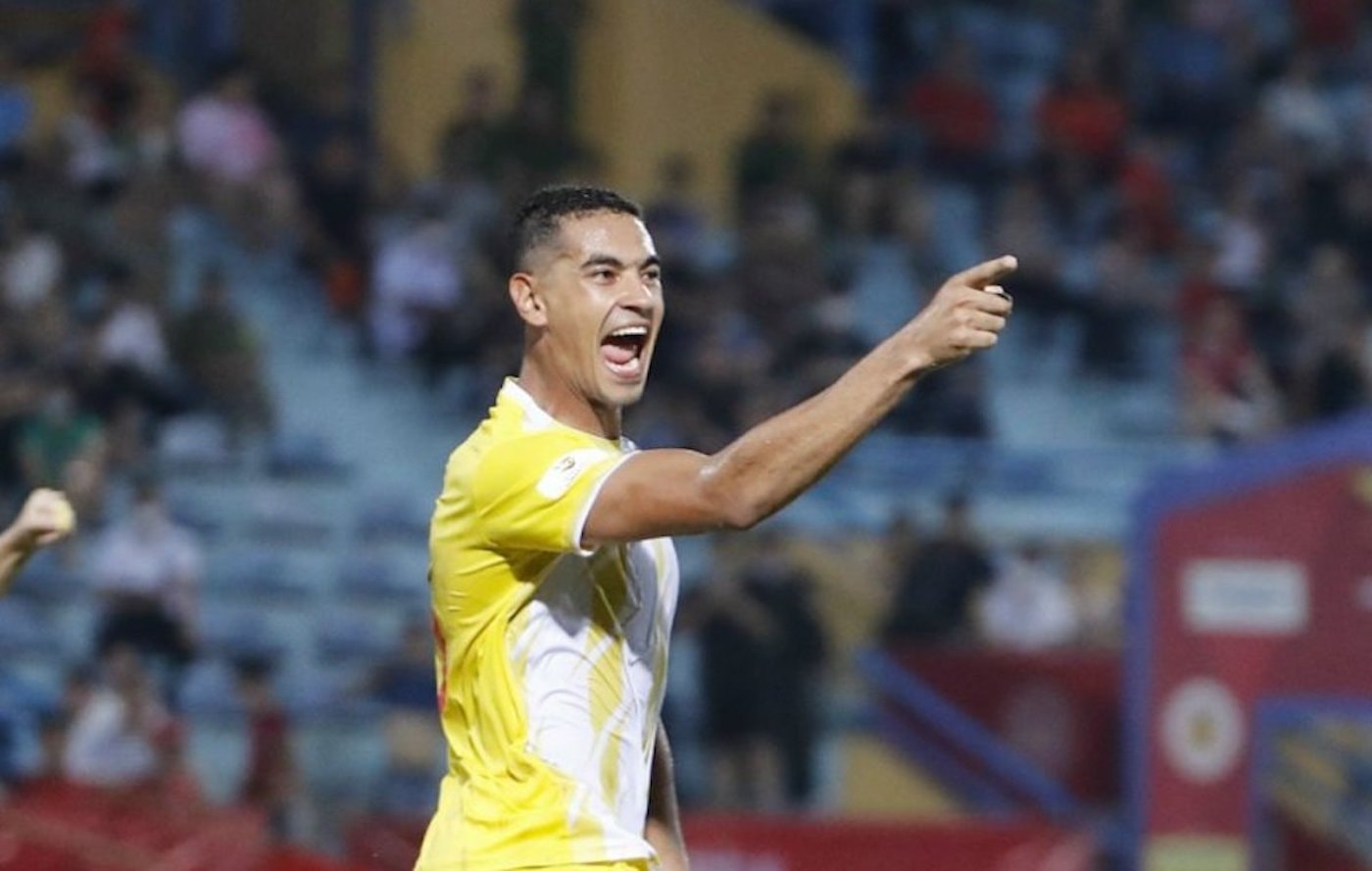 Trung vệ Gustavo Santos có cơ hội nhập quốc tịch Việt Nam.