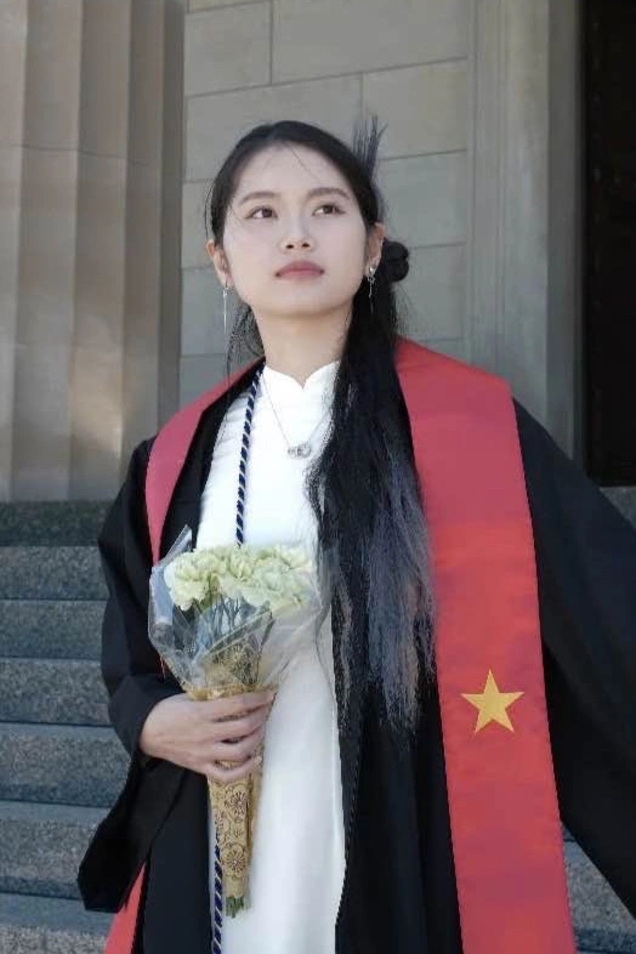 Con gái NSND Trung Anh khi nhận bằng tốt nghiệp cử nhân ngành Sinh hóa tại Mỹ hồi tháng 5.